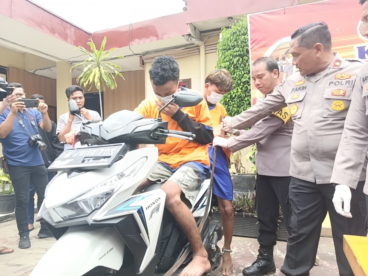 Anggota gangster diamankan polisi. (Foto: Rama Indra/jatimnow.com)