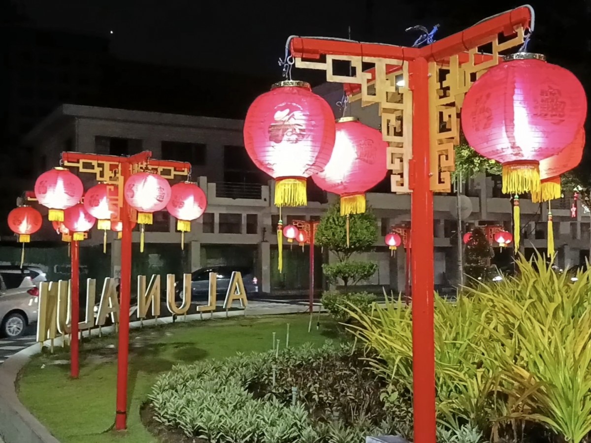 Ornamen khas Imlek yang terpasang di Alun-alun Kota Surabaya (Foto-foto: Rama Indra/jatimnow.com)