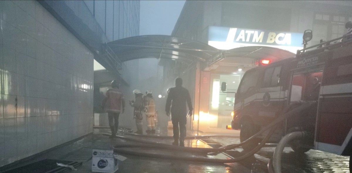 Petugas usai melakukan pemadaman api di Gudang BCA Jalan Raya Darmo, Surabaya. (foto: COmmand Center 112 for jatimnow.com)