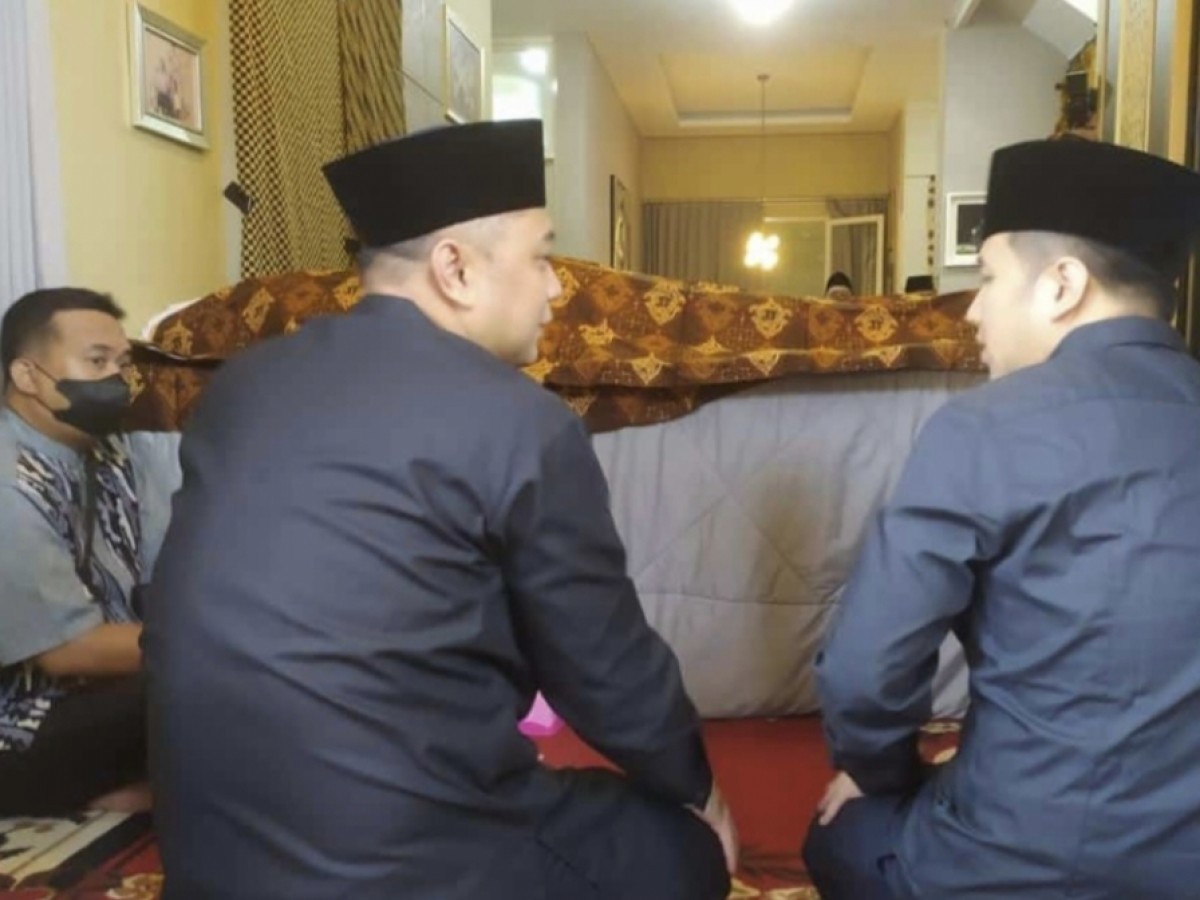 Wali Kota Eri Cahyadi (kiri) saat menerima tamu untuk memberikan duka cita. (foto: Command Center for jatimnow.com)