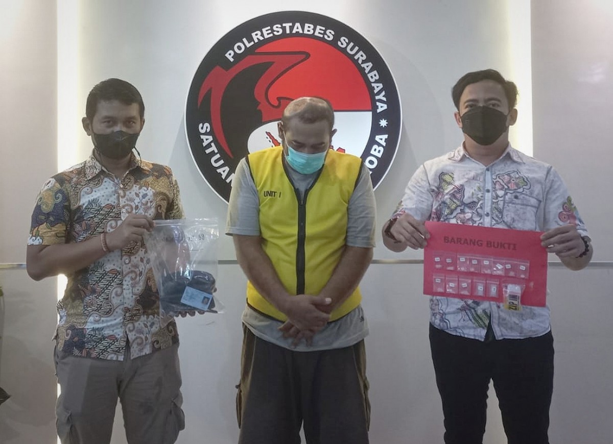 Tersangka AS diamankan polisi. (Foto Satnarkoba Polrestabes Surabaya)