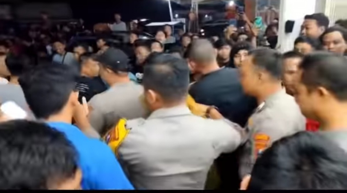 Potongan video penjemputan pelaku pencurian di minimarket di Lamongan oleh polisi yang ditunggu massa warga. (Foto: Istimewa Instagram)