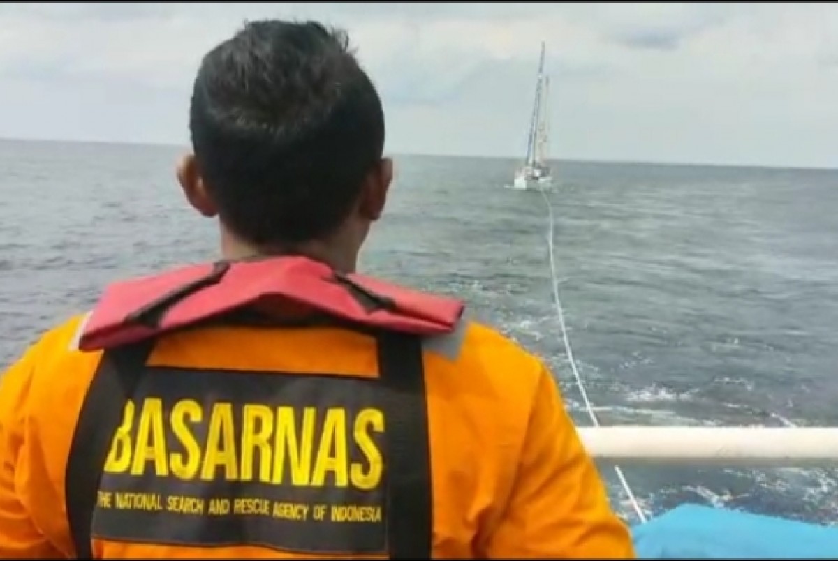 Proses evakuasi Yacht Canace (Foto-foto: Basarnas)