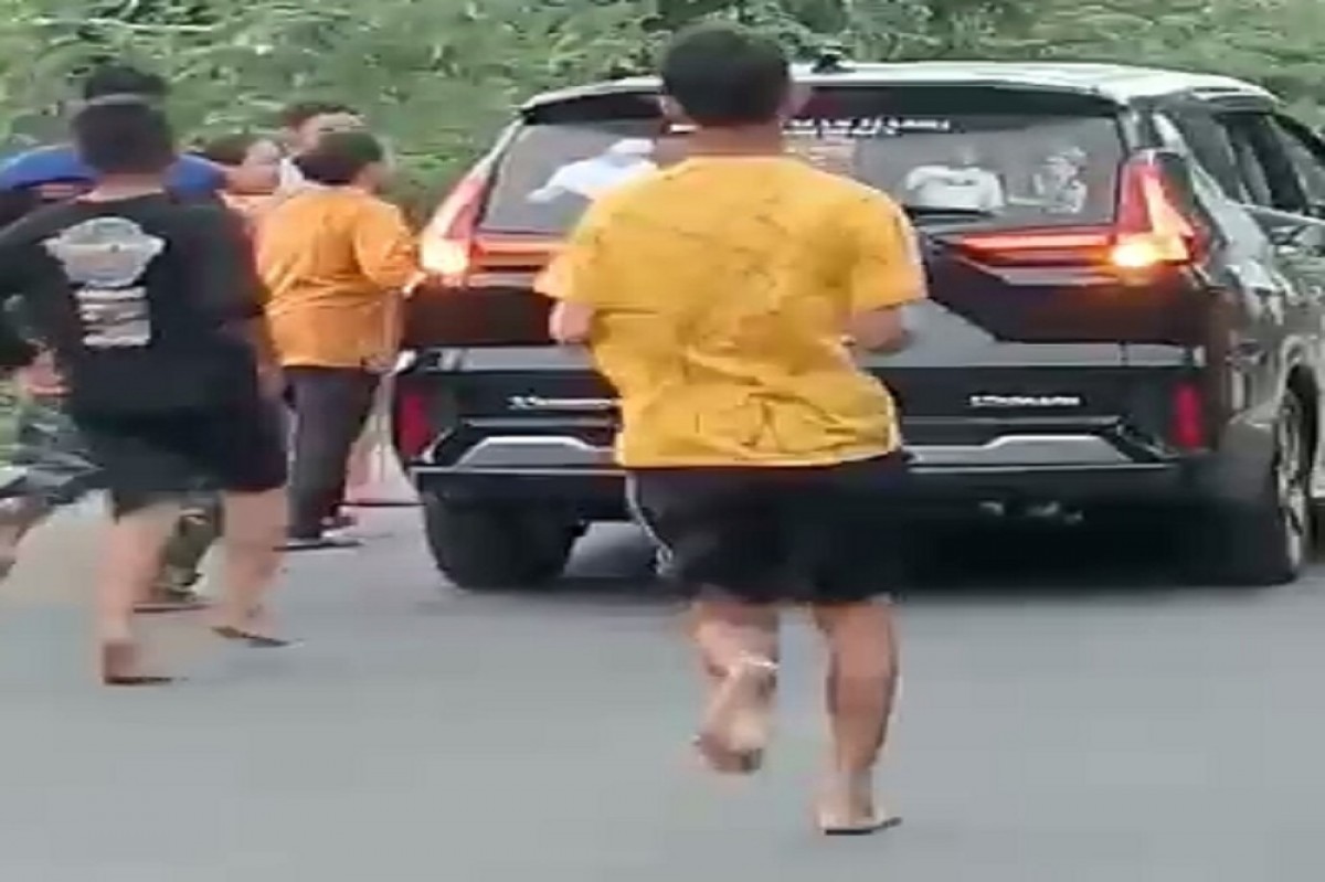 Potongan tampilan video mobil bagi-bagi uang di jalan Dusun Watudakon, Desa Watudakon, Kecamatan Kesamben. (Foto: tangkapan layar)