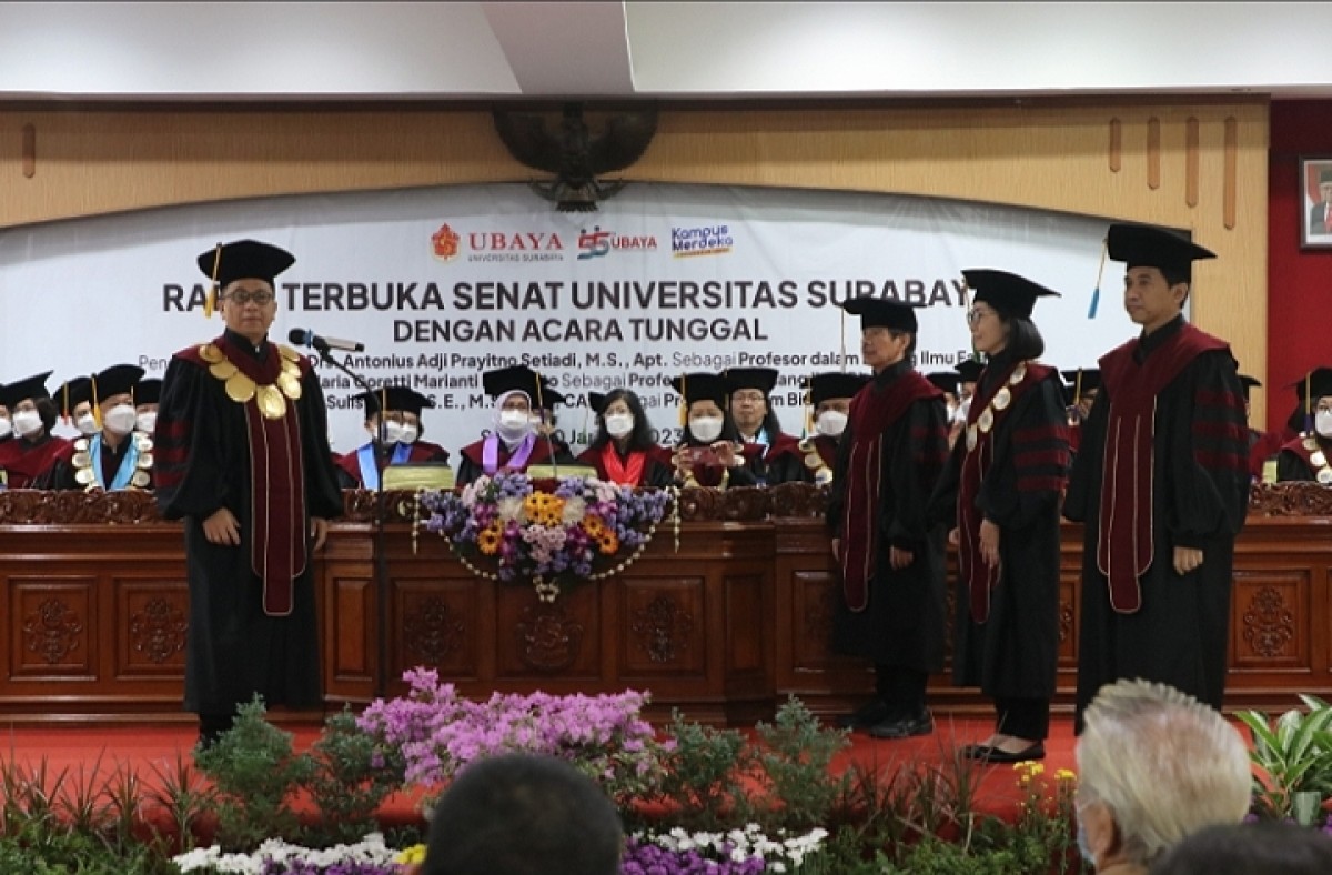 Pengukuhan tiga guru besar baru Ubaya (Foto: Fahrizal Tito/jatimnow.com)