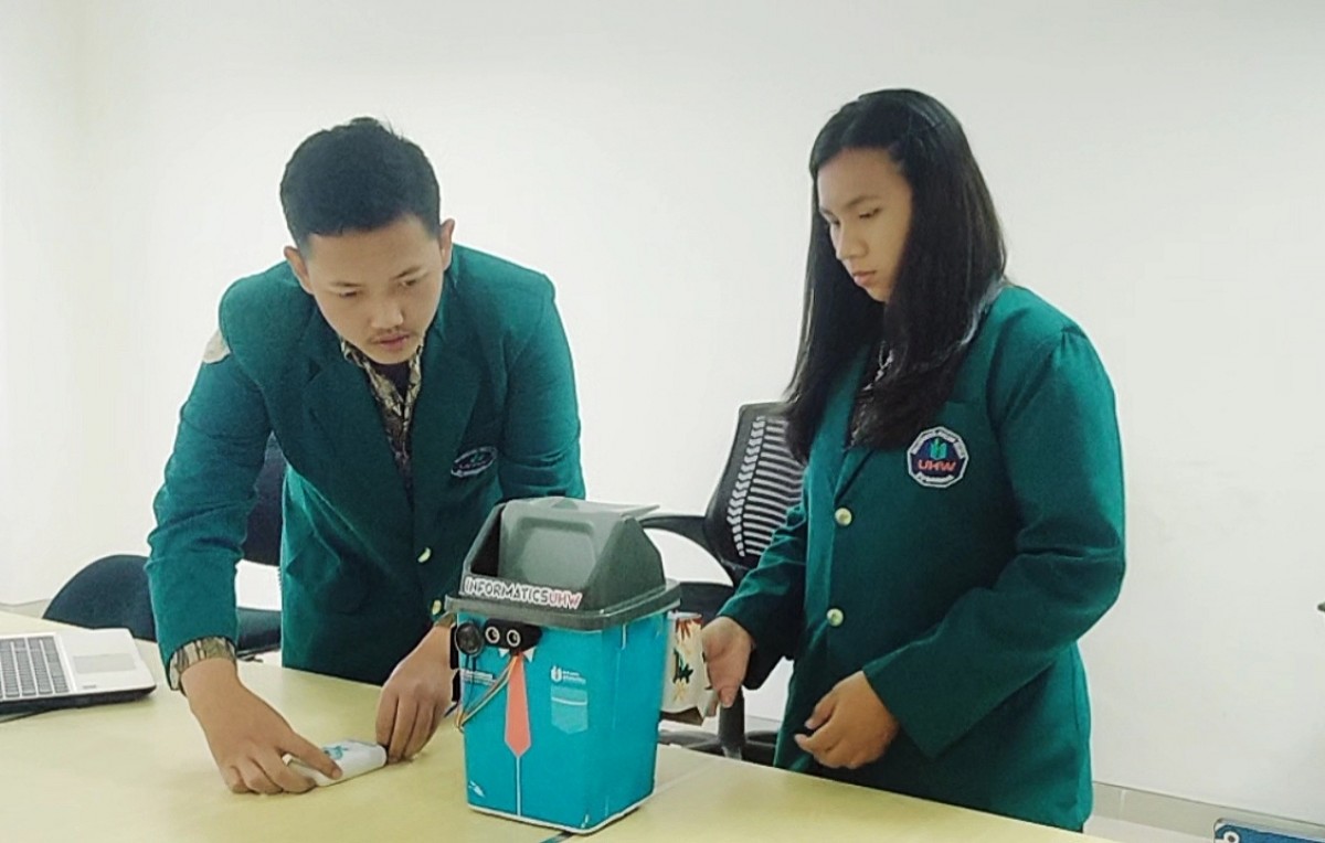 Tessa Cerdas karya dua mahasiswa sarjana Informatika Universitas Hayam Wuruk (UHW) Perbanas (Foto-foto: Fahrizal Tito/jatimnow.com)