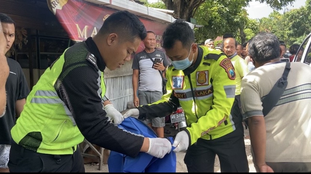 Polisi saat melakukan olah TKP. (Foto: Ahmad Fauzani/jatimnow.com)