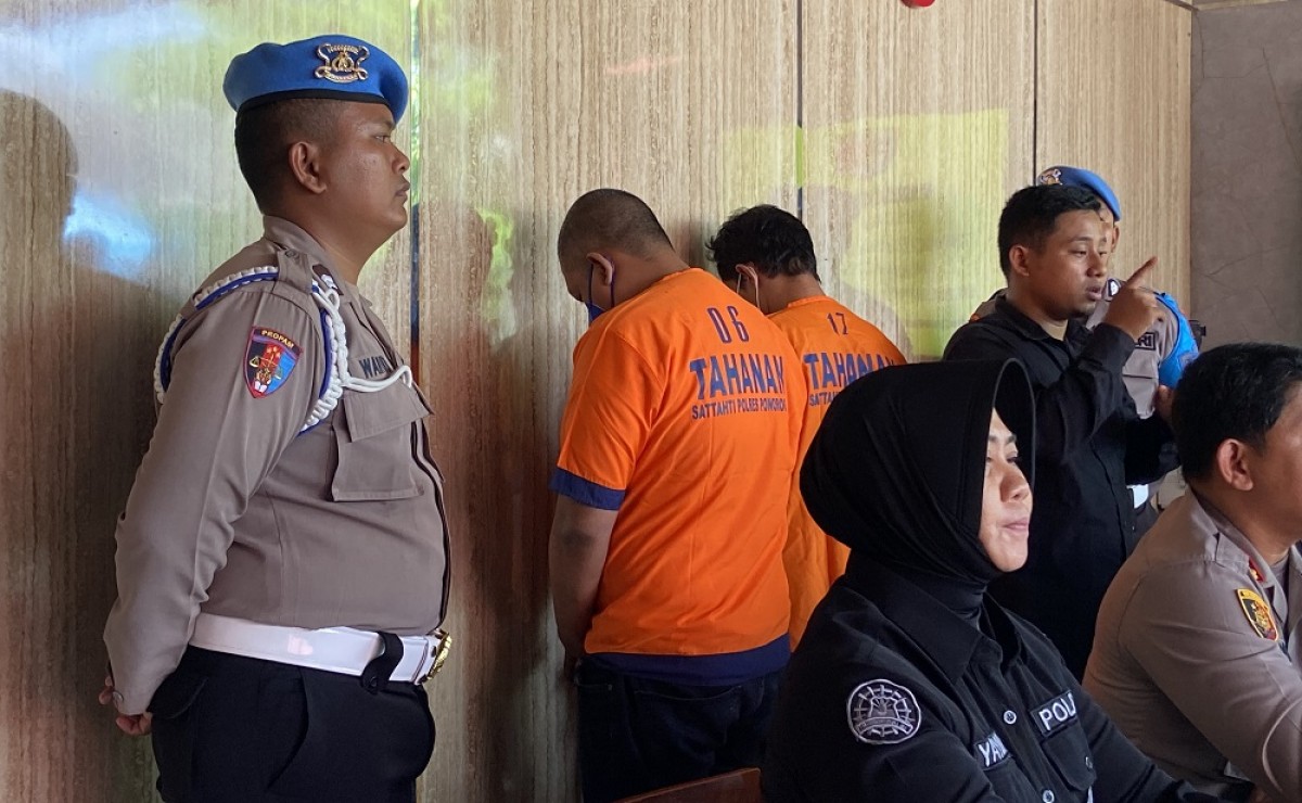 Pegawai Jasa Marga abal-abal (sebelah kiri) yang menipu dokter. (Foto: Ahmad Fauzani/Jatimnow.com)