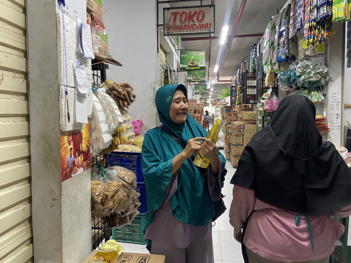 Pengunjung Pasar Legi Ponorogo terpaksa membeli minyakita di atas HET (Foto: Ahmad Fauzani/jatimnow.com)