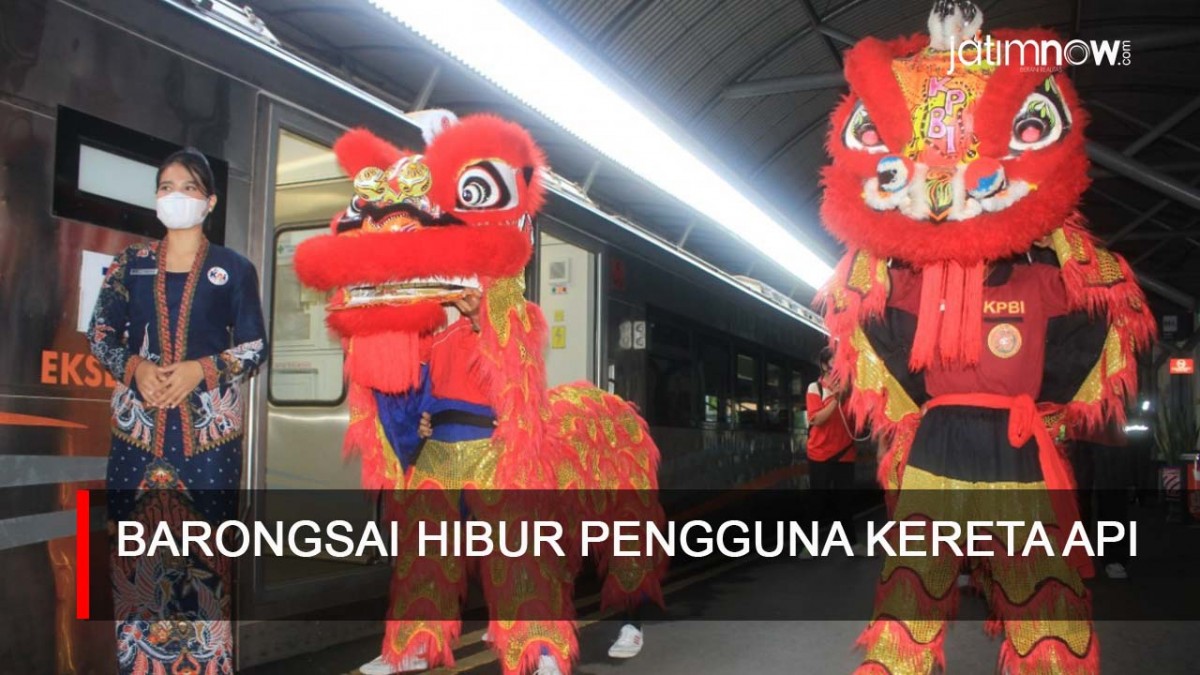 Video: Barongsai Bagikan Kue Kerangjang di Stasiun Gubeng Surabaya