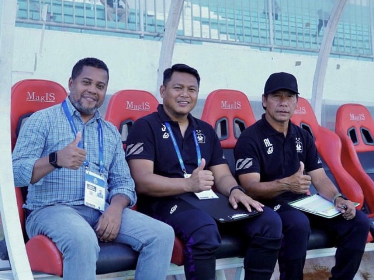Mantan penyerang Persik Kediri Johan Prasetyo (tengah) bersama pelatih Divaldo Alves dan asisten Alfiat. (Instagram @coachalfiat)