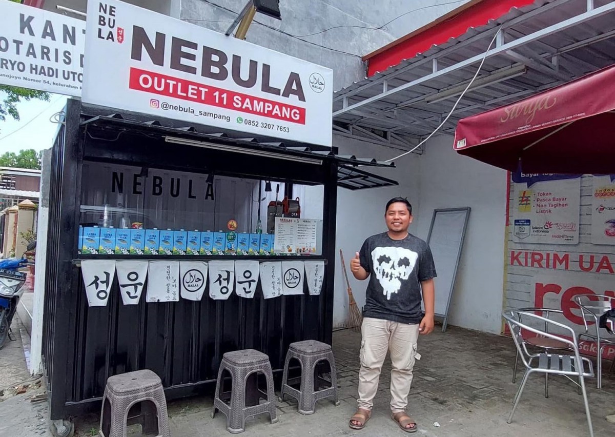 Achmad Ali Jufry bersama minuman boba yang dijualnya di depan Alfamart Trunojoyo 2 Sampang (Foto: Ame for jatimnow.com)