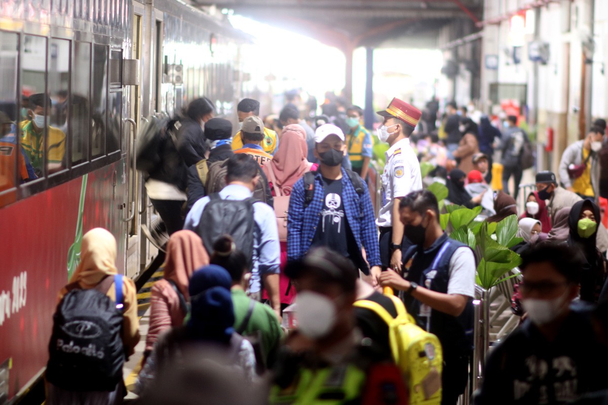 Antrean penumpang di Stasiun Madiun selama liburan Nataru 2022-2023. (foto: Humas PT KAI Daop 7 Madiun for jatimnow.com)