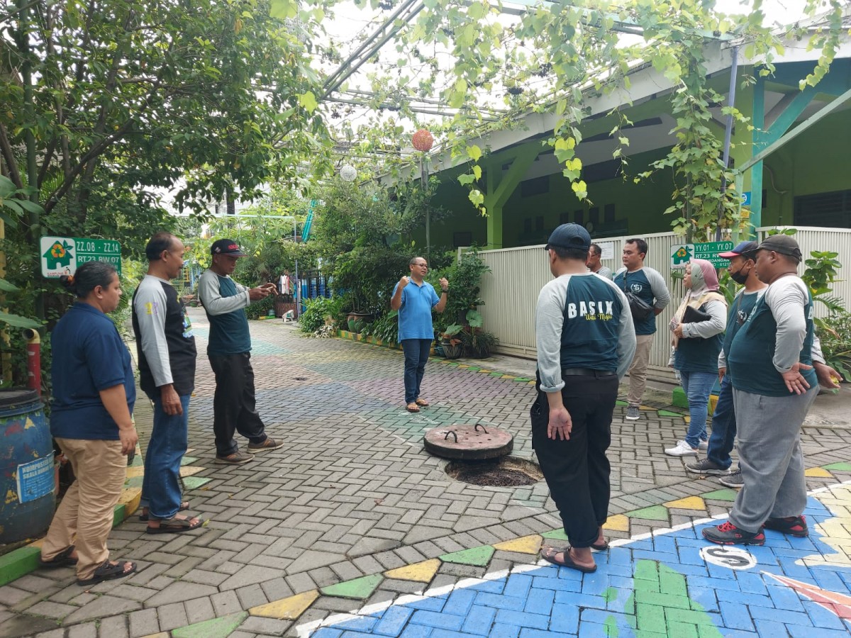 Warga Dupak, Krembangan, Surabaya saat melakukan kunjungan ke Kampung Edukasi Sampah di Sekardangan Sidoarjo, Minggu (29/1/2023). (foto-foto: Heri Sugiono for jatimnow.com)