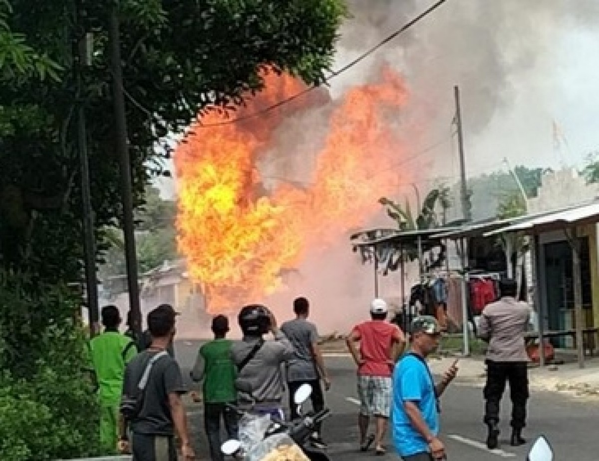 Kondisi truk yang terbakar di Sumenep akibat tangki gas terkena percikan api las. (foto: Humas Polres Sumenep for jatimnow)