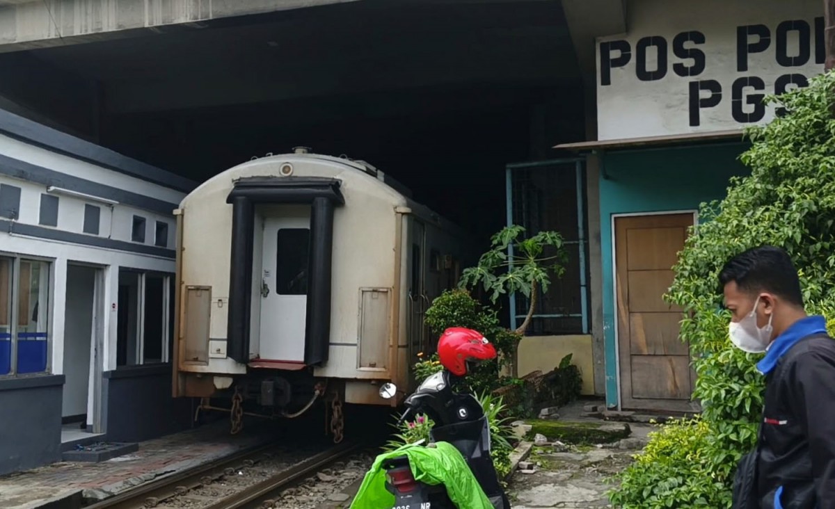 Rangkaian kereta api saat menembus gedung mal di Surabaya (Foto: Rama Indra/jatimnow.com)