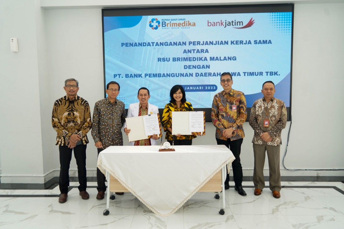 Moment penandatanganan kerjasama antara bankjatim dan RSU Brimedika (dok bankjatim/jatimnow.com)