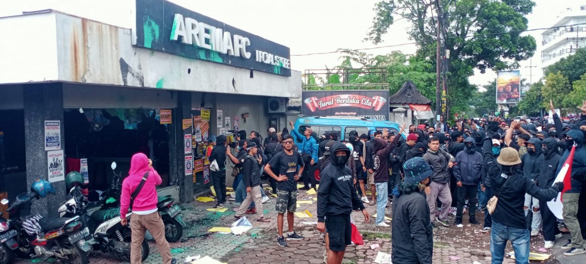 Aksi yang digelar di depan kantor Arema FC yang menuntut penanganan Tragedi Kanjuruhan berujung ricuh. (foto: Galih rakasiwi/jatimnow.com)