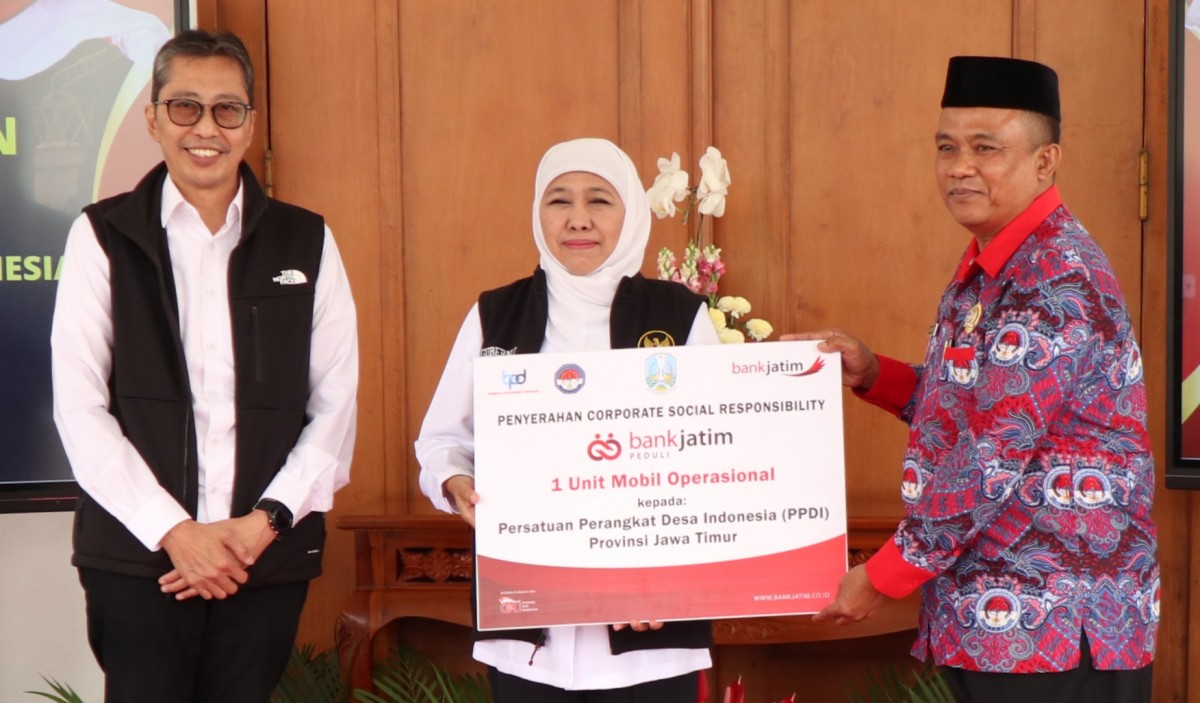 Gubernur Jatim, Khofifah Indar Parawansa menyerahkan bantuan mobil pada PPDI (foto: bankjatim/jatimnow.com)