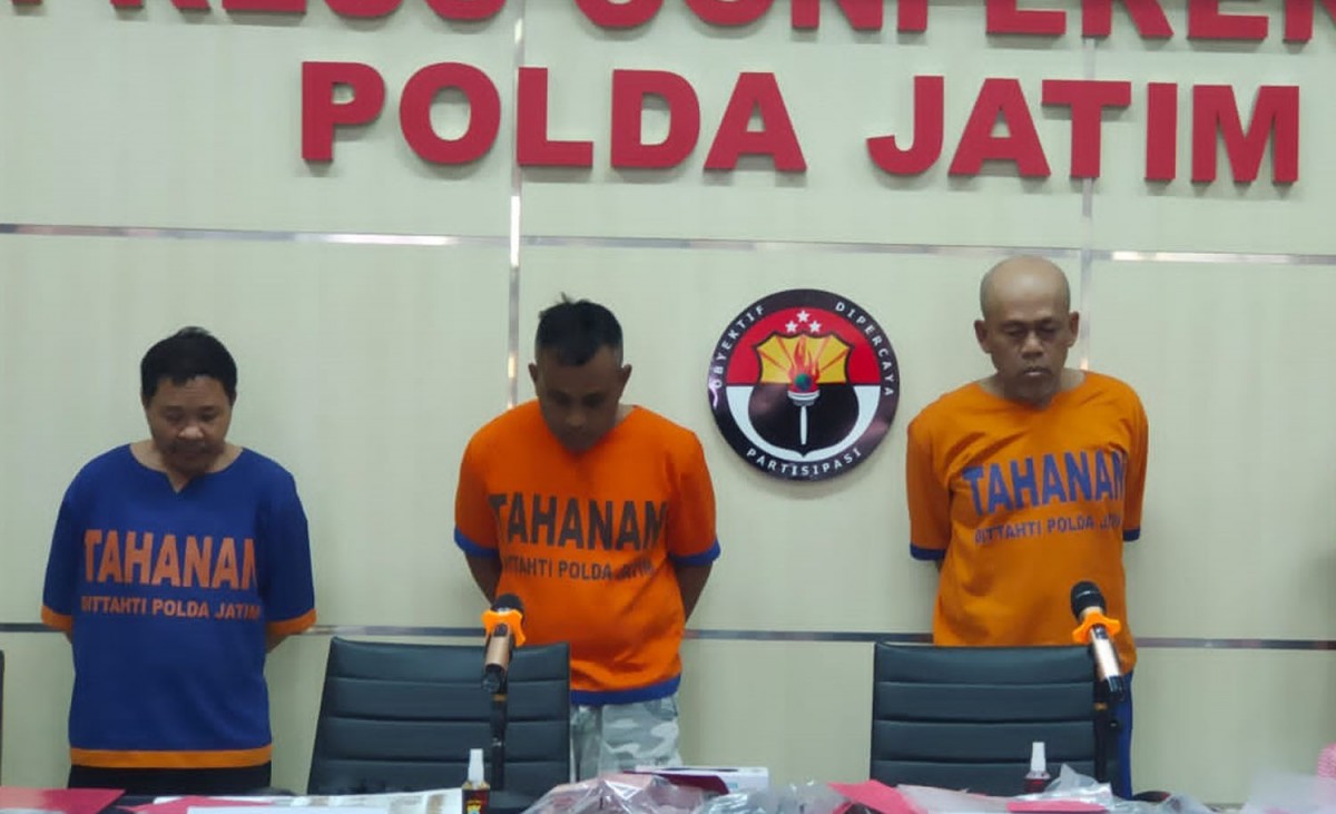 Tiga dari lima komplotan perampok walikota Blitar diamankan di Mapolda Jatim (Foto: Zain Ahmad/jatimnow.com)