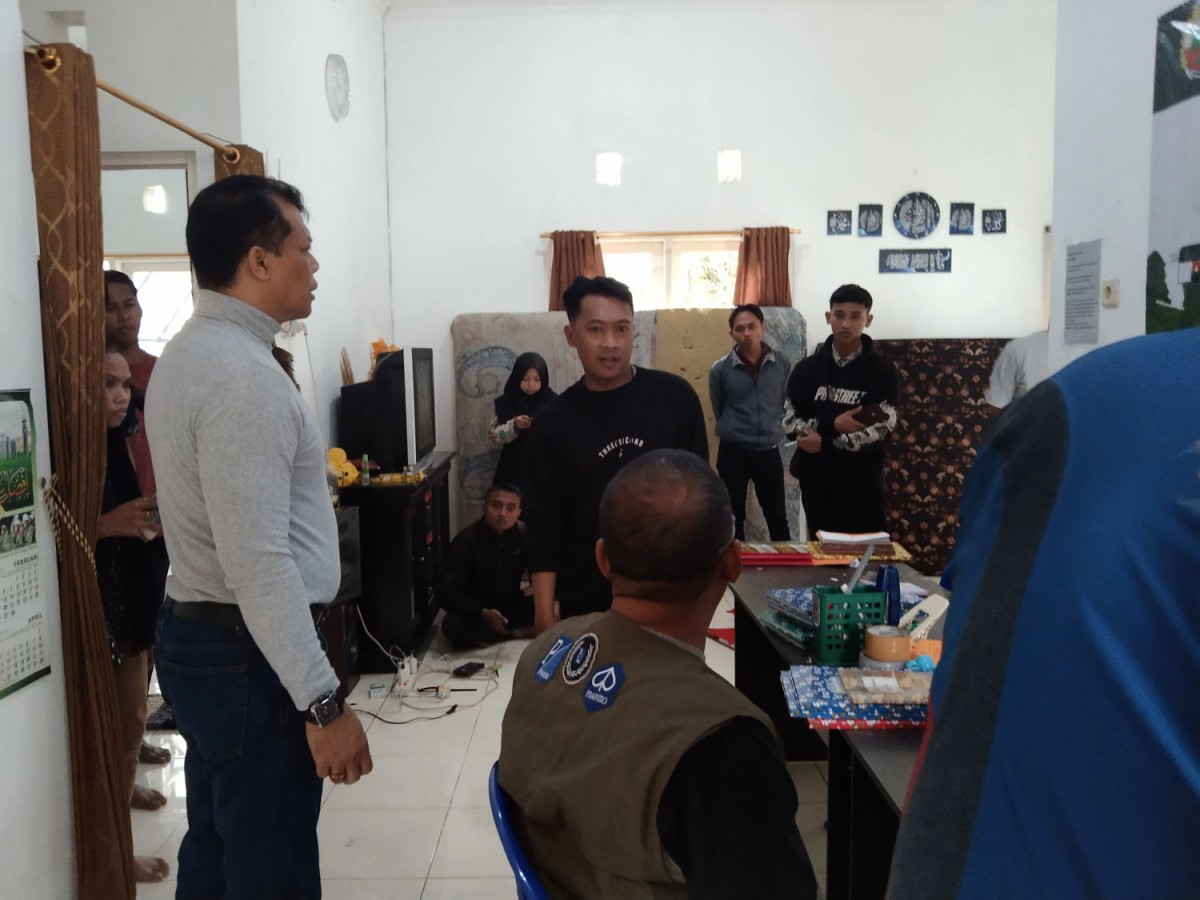 Kantor koperasi abal-abal di Kota Batu digerebek (Foto-foto: Galih Rakasiwi/jatimnow.com)