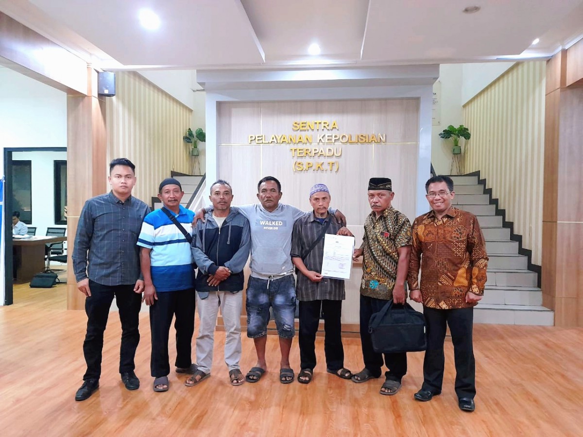 Anggota LMDH Alam Rimba Lestari usai membuat laporan di SPKT Polda Jatim. (foto: Andriananta for jatimnow.com).