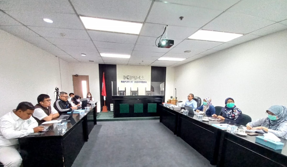 Dirut PDAM Surya Sembada Kota Surabaya, Arief Wisnu Cahyono (pojok-kanan) bersama jajarannya saat memenuhi panggilan KPPU (Foto: jatimnow.com)