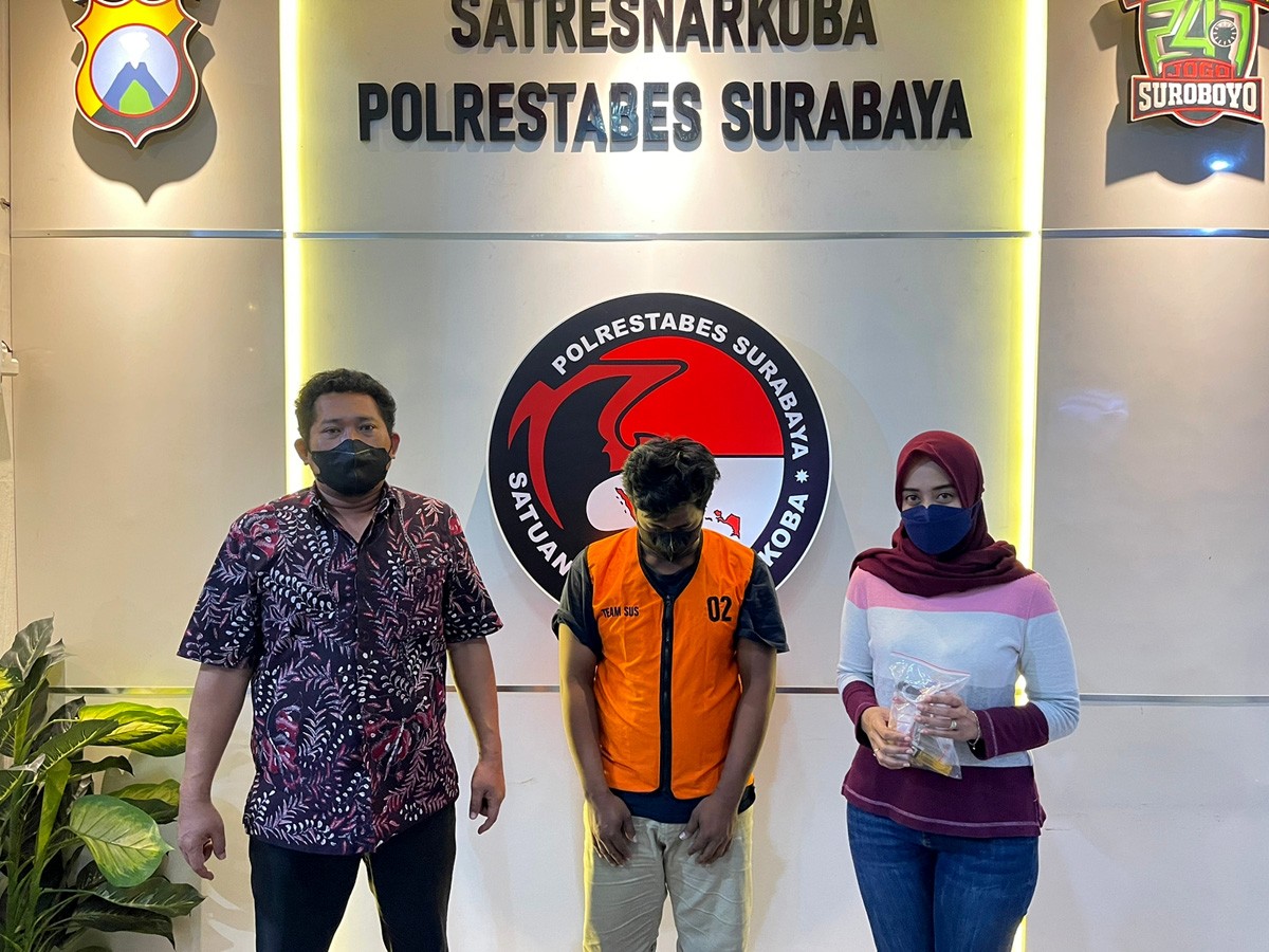 Pekerja bangunan berurusan dengan Polrestabes Surabaya. (foto: Satnarkoba Polrestabes Surabaya for jatimnow.com)