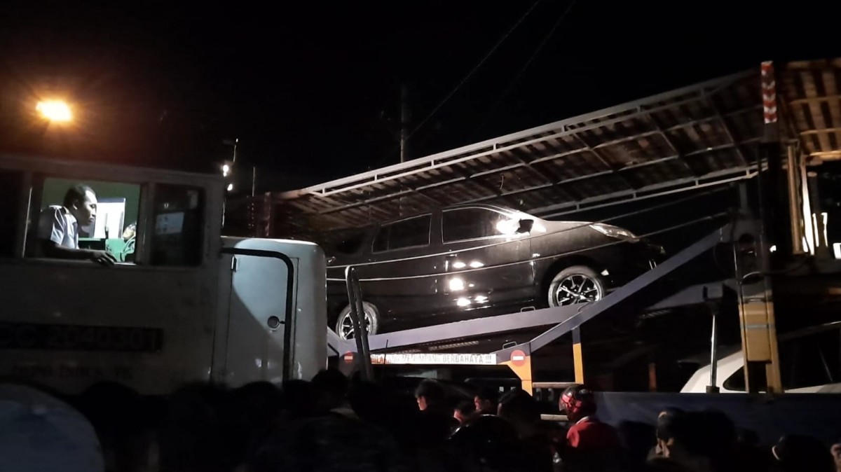 Proses evakuasi kecelakaan yang melibatkan truk dengan KA Sancaka relasi Bandung-Surabaya di Mojokerto, Kamis (26/1/2023) malam. (foto: Achmad Supriyadi/jatimnow.com)