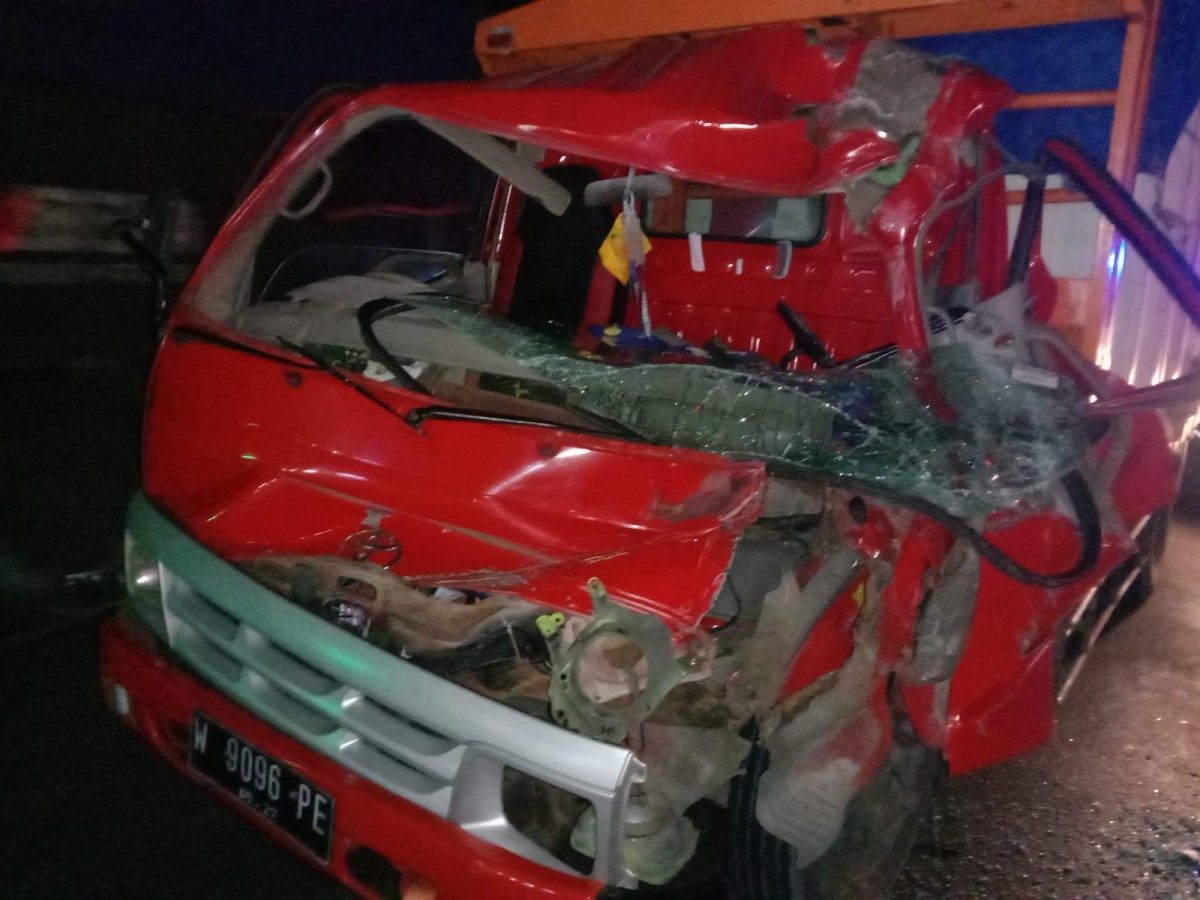 Kondisi bagian depan truk pengangkut bata ringan yang ringsek usai menabrak bagian belakang truk yang berhenti di depannya. (foto: Satlantas Polres Jombang for jatimnow.com)