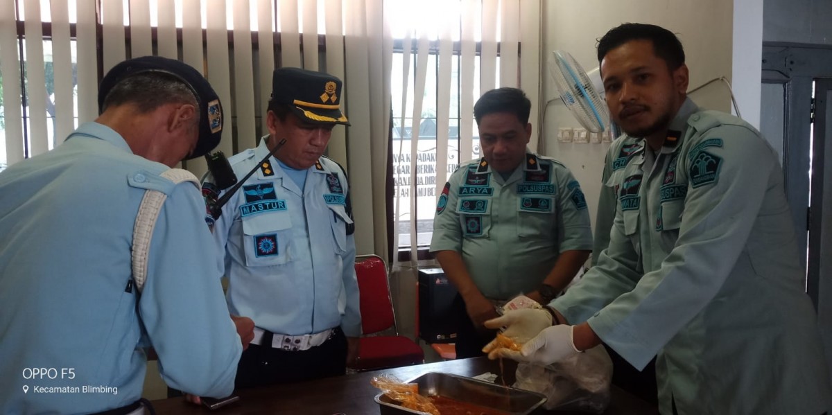 Petugas Lapas Kelas I Malang menggagalkan penyelundupan narkoba yang dikemas dalam sayur lodeh tempe, Kamis (26/1/2023). (foto: Lapas Kelas I for jatimnow.com)