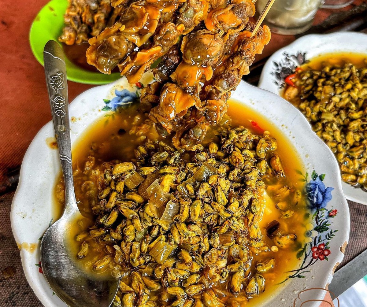 Lontong kupang merupakan sajian kuliner khas Sidoarjo. (foto: IG SuUrabaya Foodies)