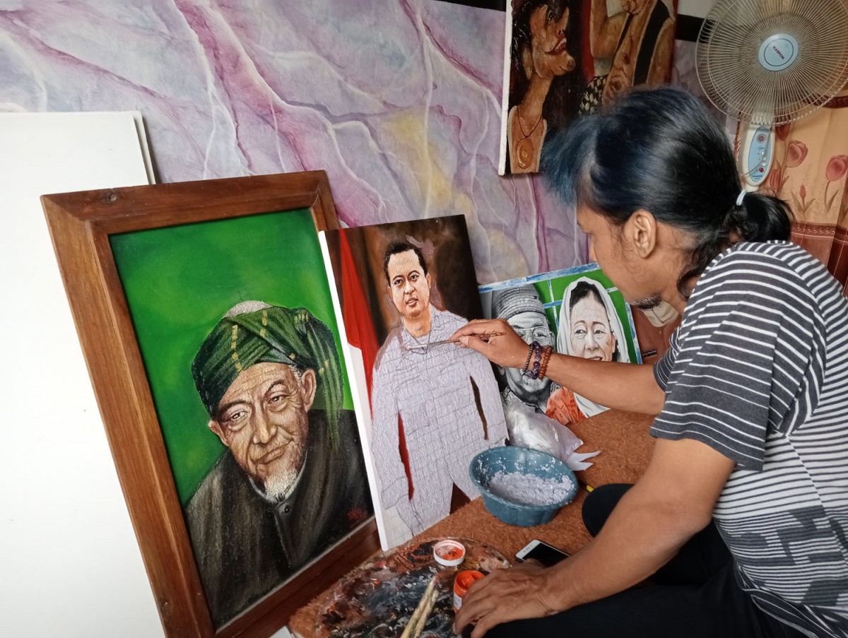 Teguh Tetris, pembuat lukisan dari bubur kertas (Foto: Elok Pribadi/jatimnow.com)