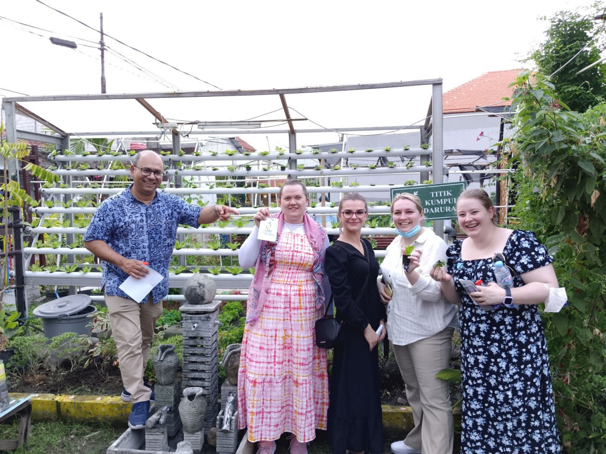 Beberapa mahasiswa dari Australia saat menyambangi Kampung Hidroponik Medayu Utara, Rungkut, Surabaya (Foto-foto: Rama Indra/jatimnow.com)