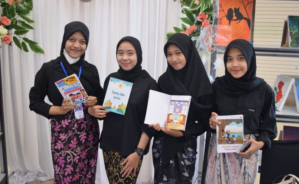 Sejumlah mahasiswa PGSD Unusa yang menciptakan inovasi pembelajaran untuk pelajar SD. (foto: Farizal Tito/jatimnow.com)