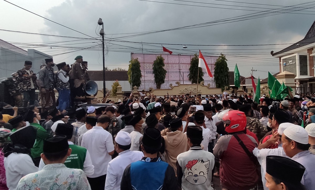 Massa Aswaja mendatangi Mapolres Pamekasan, menuntut Ustaz Yazir ditangkap Senin (30/1/202) - (Foto: Fathor Rahman/jatimnow.com)