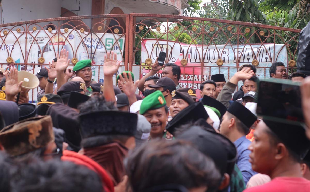 Massa menggeruduk sebuah masjid yang diduga menyebarkan ajaran sesat, Rabu (25/1/2023). (foto: Mat Holil for jatimnow.com)