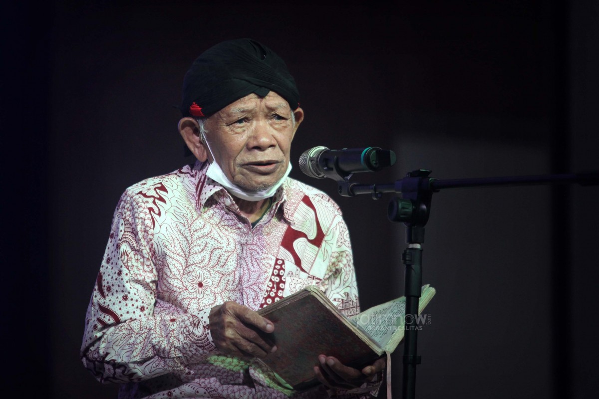 Segenggam semangat Mbah Mat Kauli membacakan macapat untuk mewariskan budaya bangsa. (foto-foto: Sahlul Fahmi/jatimnow.com)