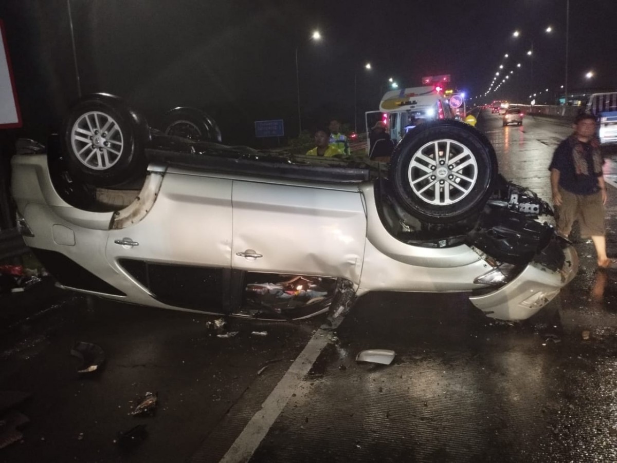 Mobil yang ditumpangi lima kepala desa yang mengalami kecelakaan lalu lintas di tol waru Sidoarjo. (foto: Mat Hamdi for jatimnow.com)