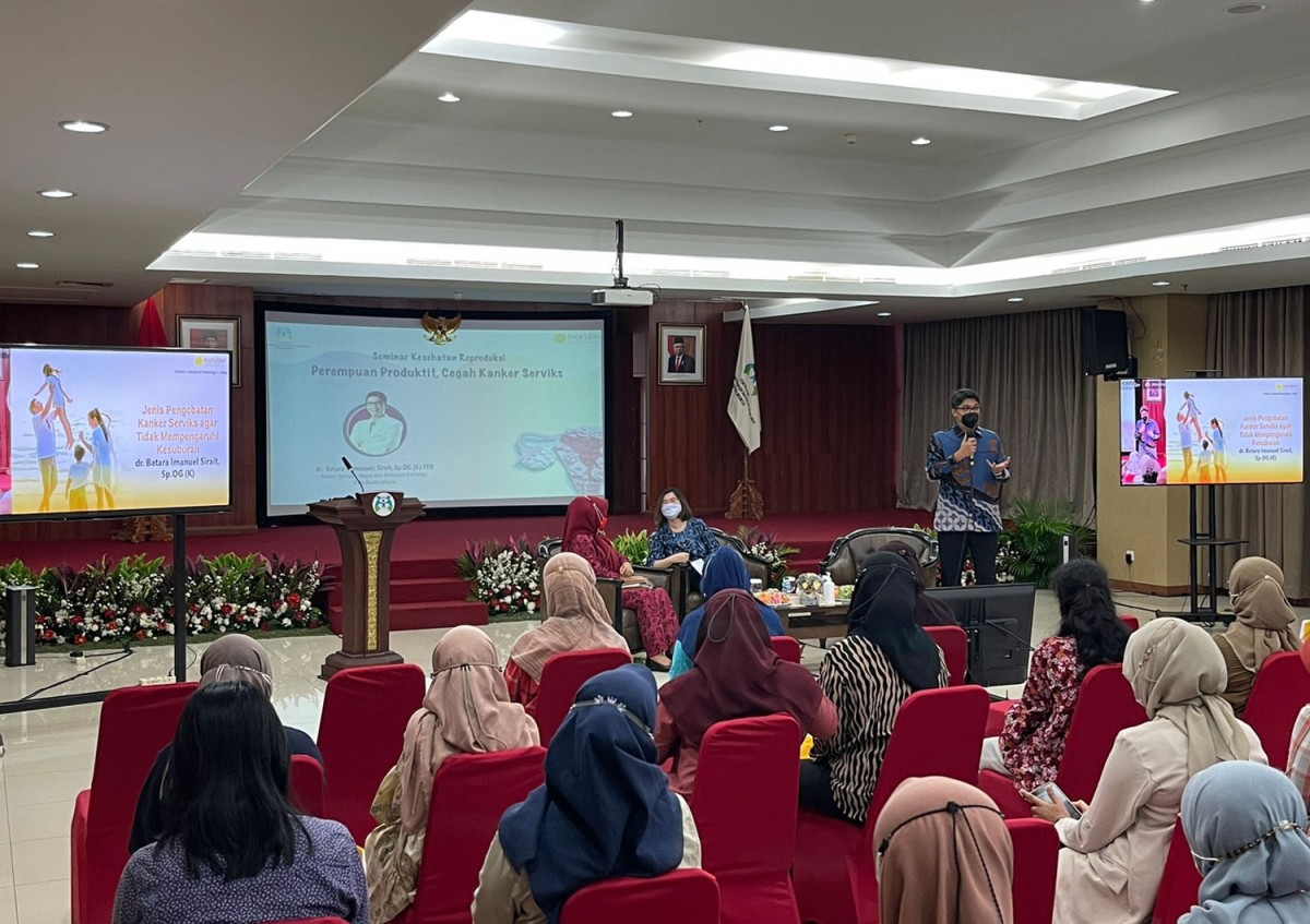 dr. Batara Imanuel Sirait dari Morula saat menjadi narasumber seminar awam (Foto-foto: Morula for jatimnow.com)