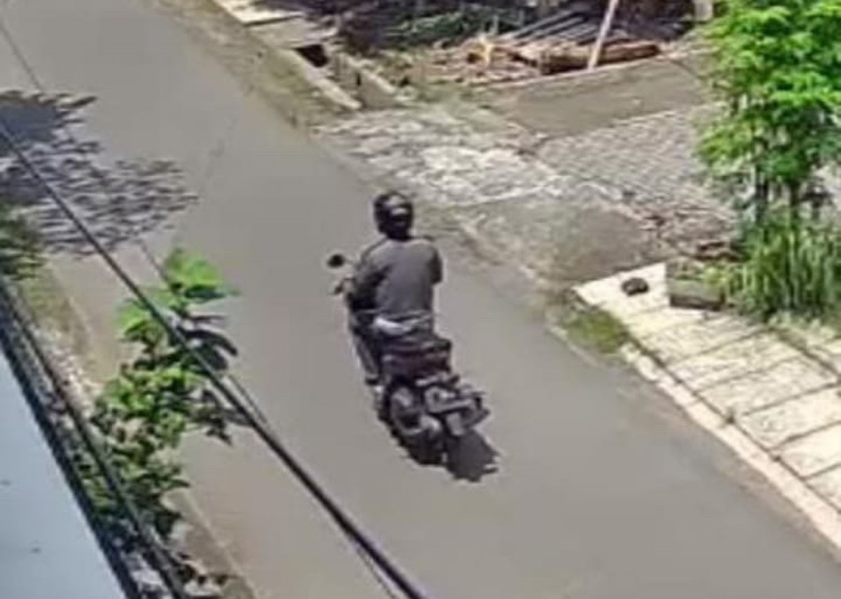 Pelaku saat membawa motor milik Sekdes Penompo (Foto: Tangkapan layar video CCTV)