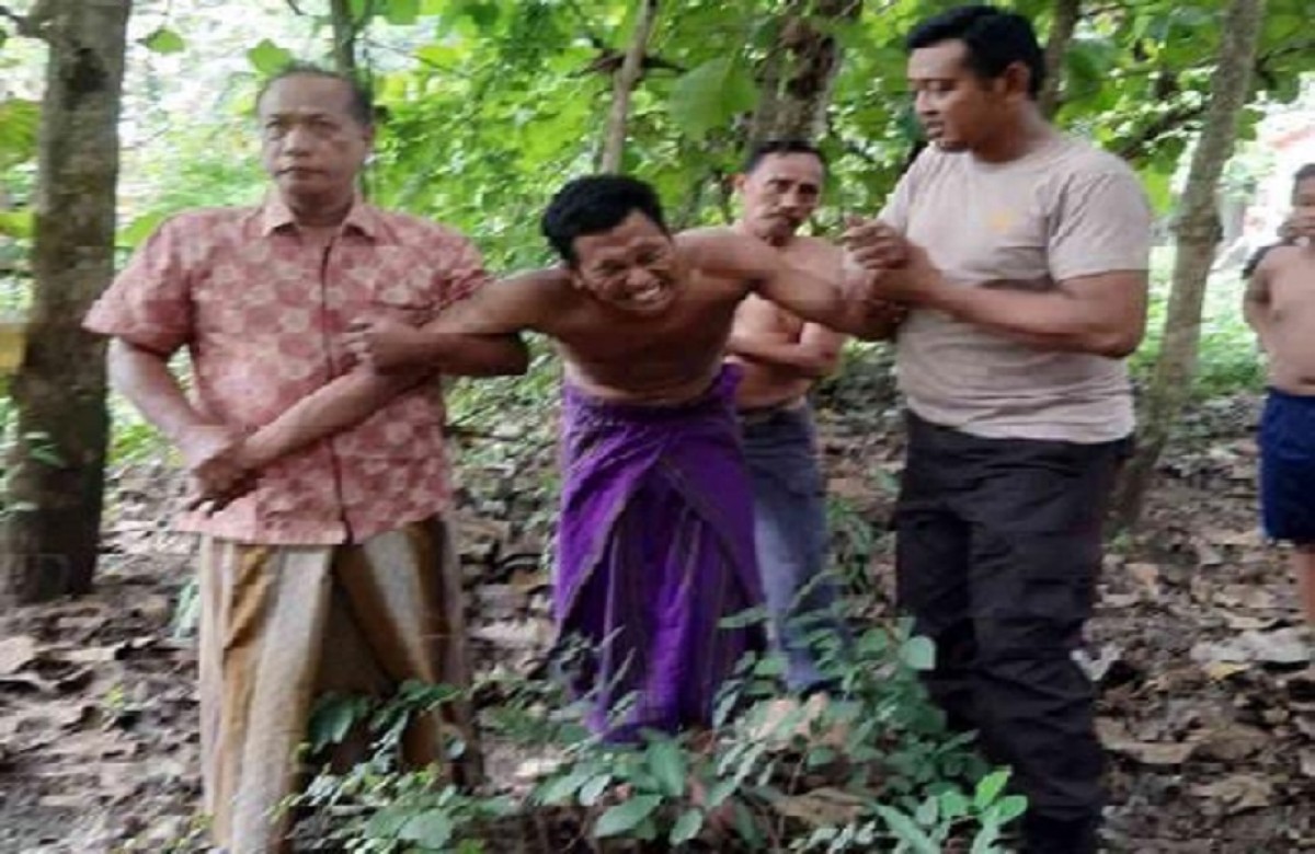 Warga dibanti anggota Polres Sampang, Bripka Mohammad Fakhrudin mengamankan napi yang mencoba kabur. (foto: Mat Hamid for jatimnow.com)