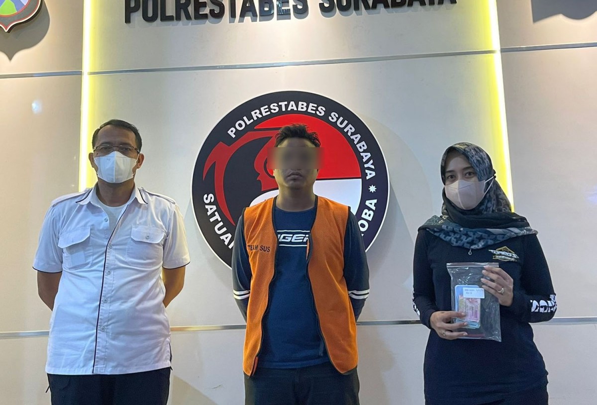 Penjual bensin eceran yang edarkan sabu (tengah) - (Foto: Satresnarkoba Polrestabes Surabaya)