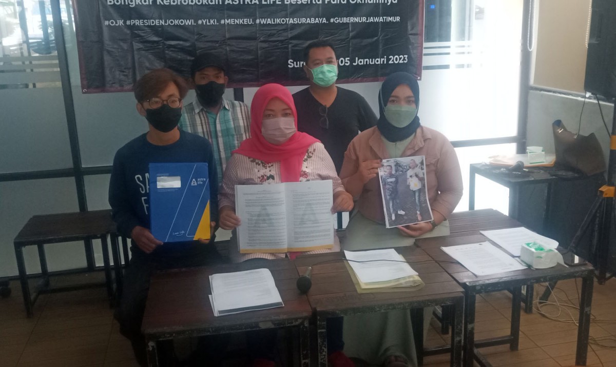 Nasabah Astra Life yang mengaku tertipu (Foto: Zain Ahmad/jatimnow.com)