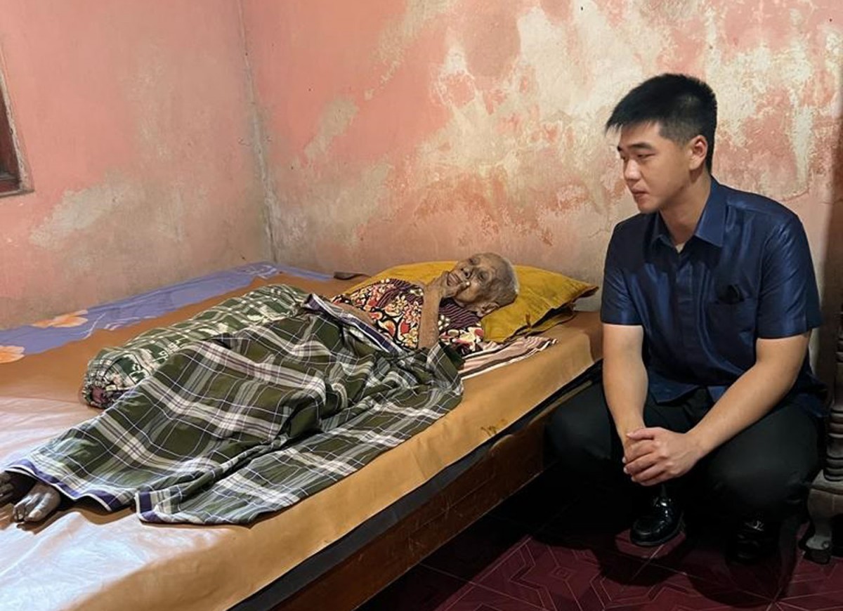 Advokat muda, Billy Handiwiyanto saat memberikan bantuan untuk Rusminah (Foto-foto: Miko for jatimnow.com)