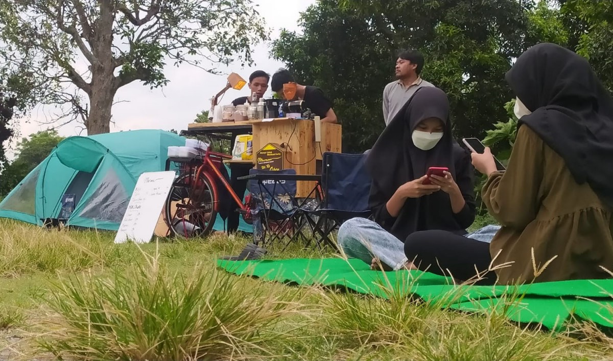 Para milenial di Jombang saat ngopi sambil menikmati pemandangan dari tepi Sungai Brantas (Foto-foto: Elok Pribadi/jatimnow.com)