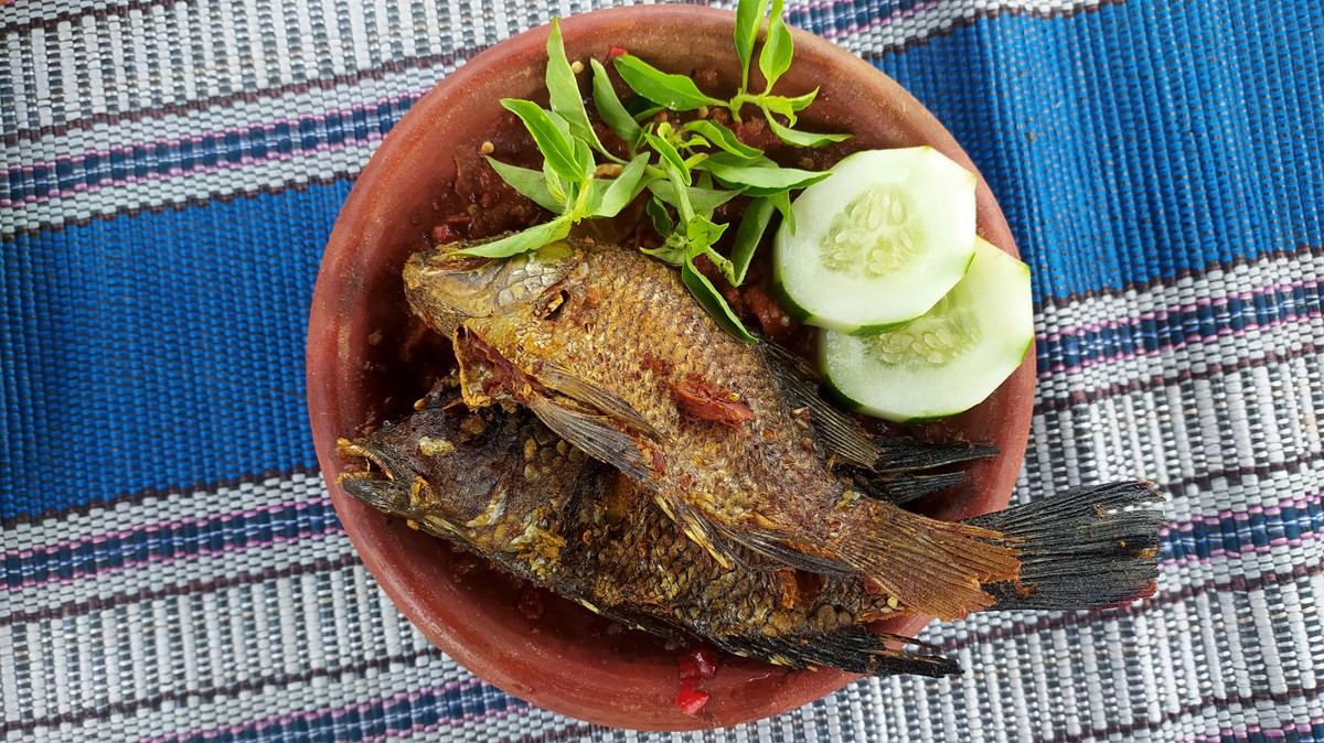 Ikan nila sambal orek yang menjadi menu andalan Cafe Prasojo Lamongan. (Foto : Adyad Ammy Iffansah/jatimnow.com)