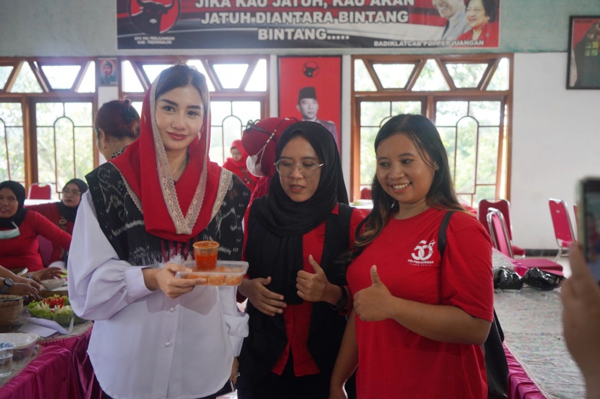 Ketua TP PKK Kabupaten Trenggalek, Novita Hardini saat menggelar lomba masak di DPC PDI Perjuangan Trenggalek. (foto: Kominfo Trenggalek for jatimnow.com)