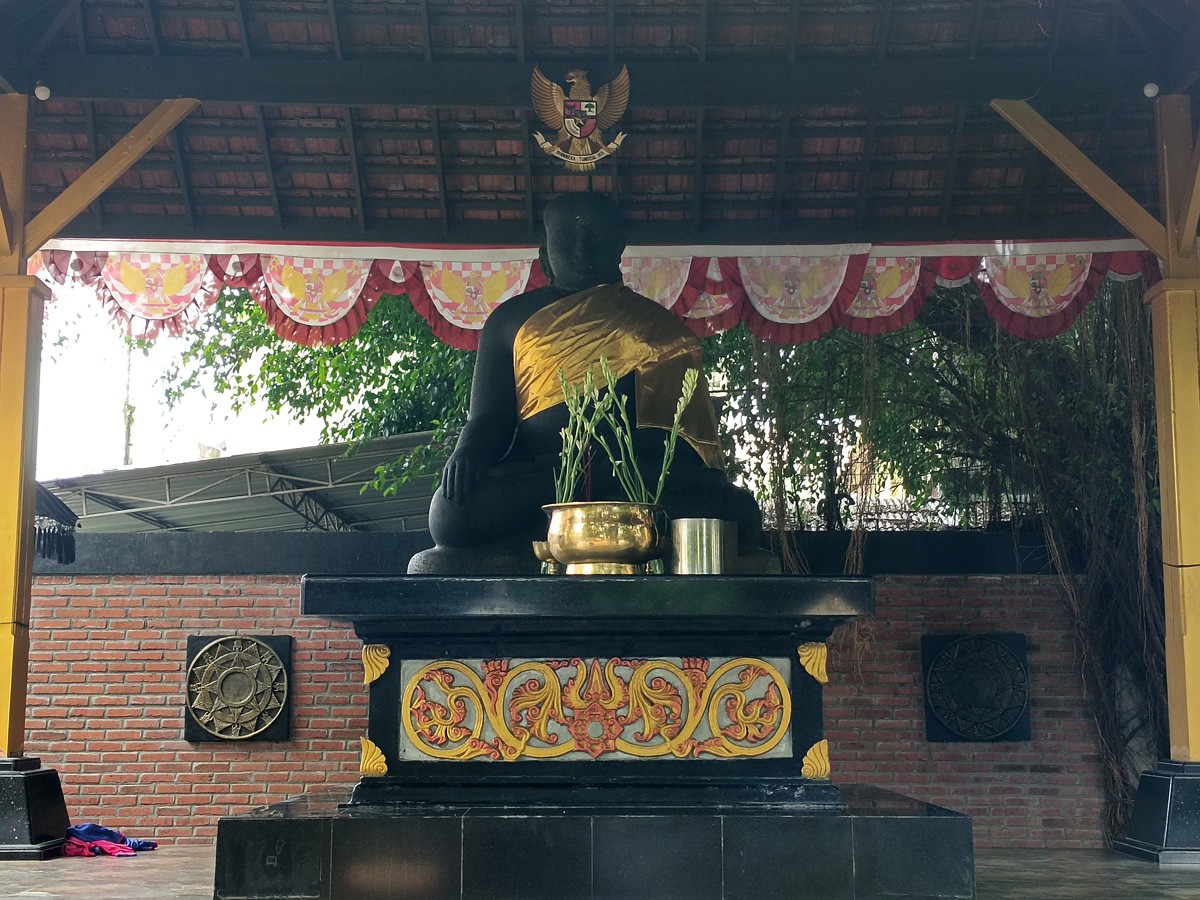 Patung Joko Dolog di Jalan Taman Apsari Surabaya yang didarmakan untuk Kertanegara Raja Singhasari . (foto: Rama Indra Surya/jatimnow.com)