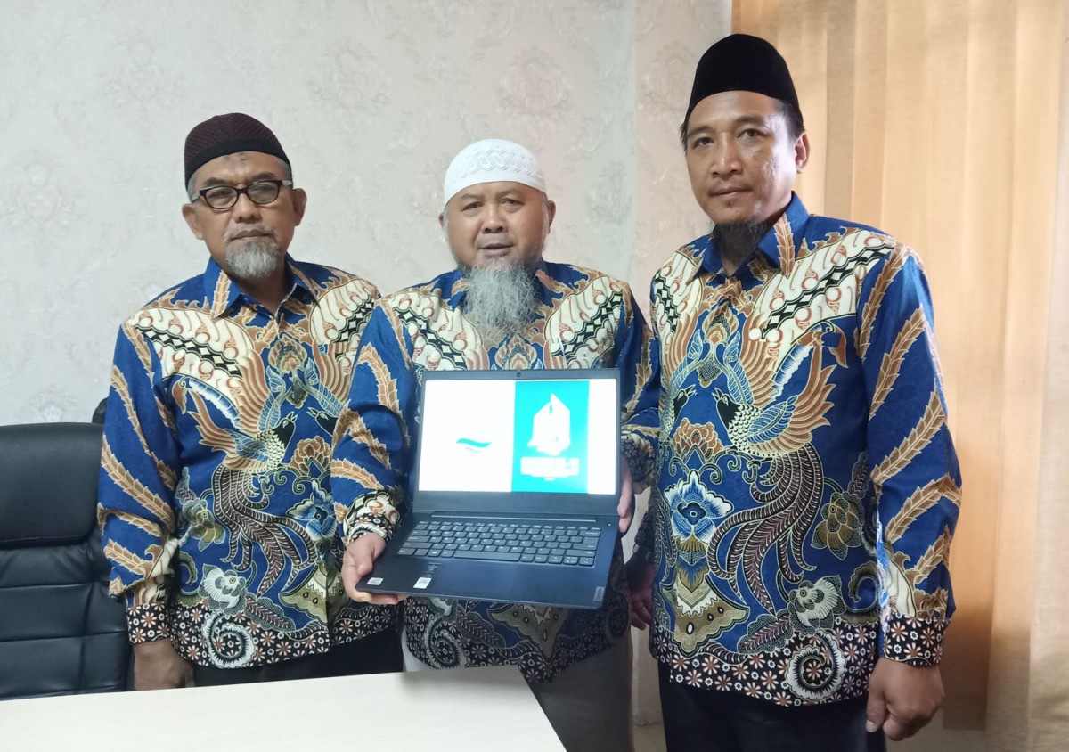Ketua PD Muhammadiyah Sidoarjo, drh Zainul Muslimin bersama dengan pengurus PDM menunjukkan logo musda (Foto: Zainul Fajar/jatimnow.com)